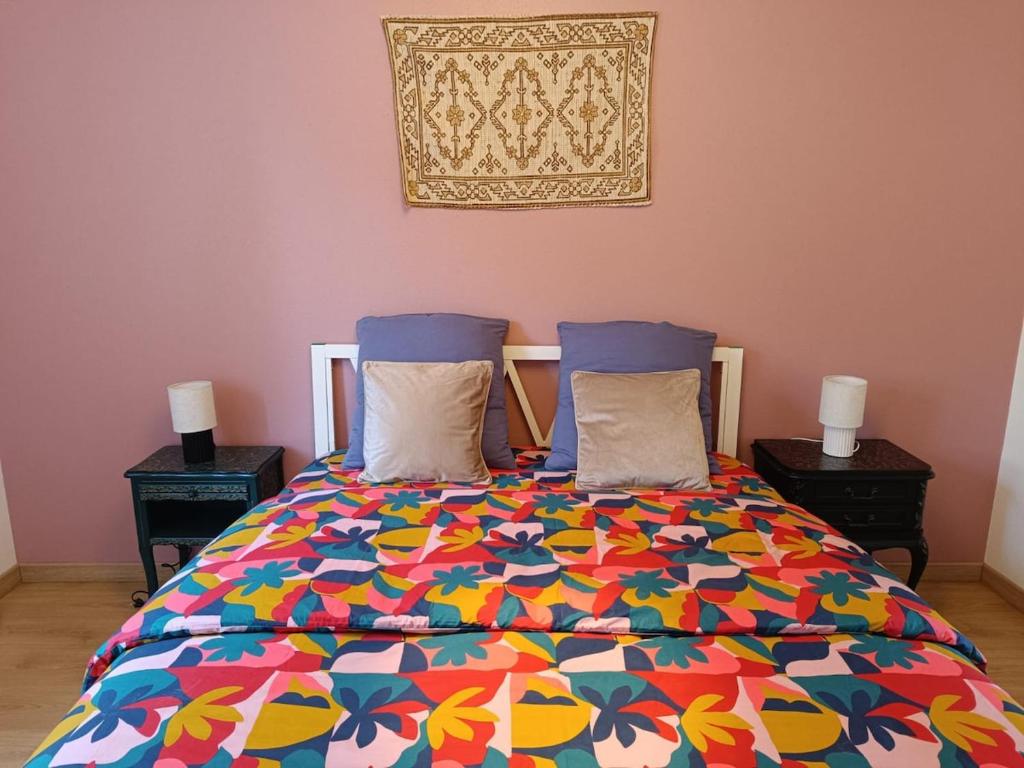 Ένα ή περισσότερα κρεβάτια σε δωμάτιο στο Le Petit Baz'Art 2 pièces proche Colmar