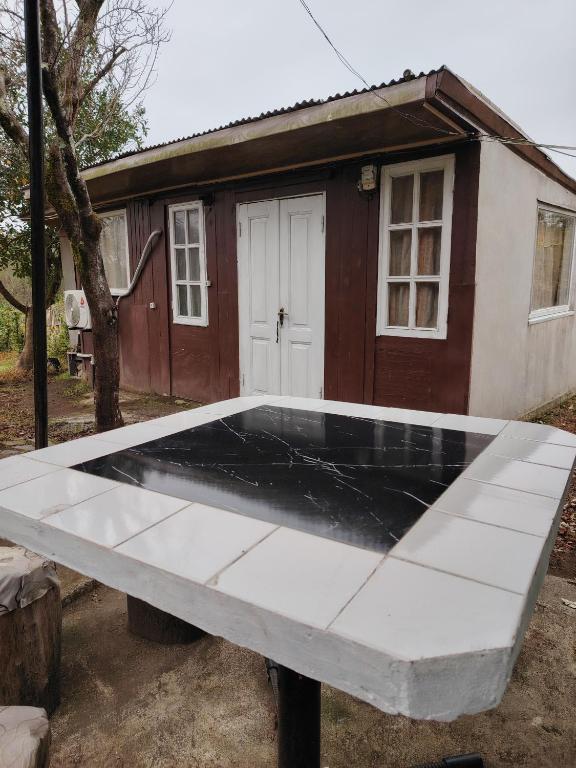 una gran mesa blanca frente a una casa en Moises, en Ureki