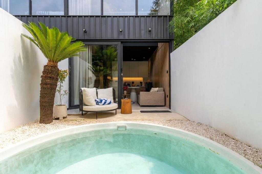 Bazén v ubytování Solis Loft Villa, Canggu nebo v jeho okolí