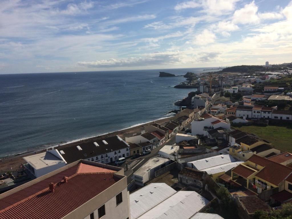 uma vista aérea de uma cidade e do oceano em Lila's Beach Apartment em São Roque
