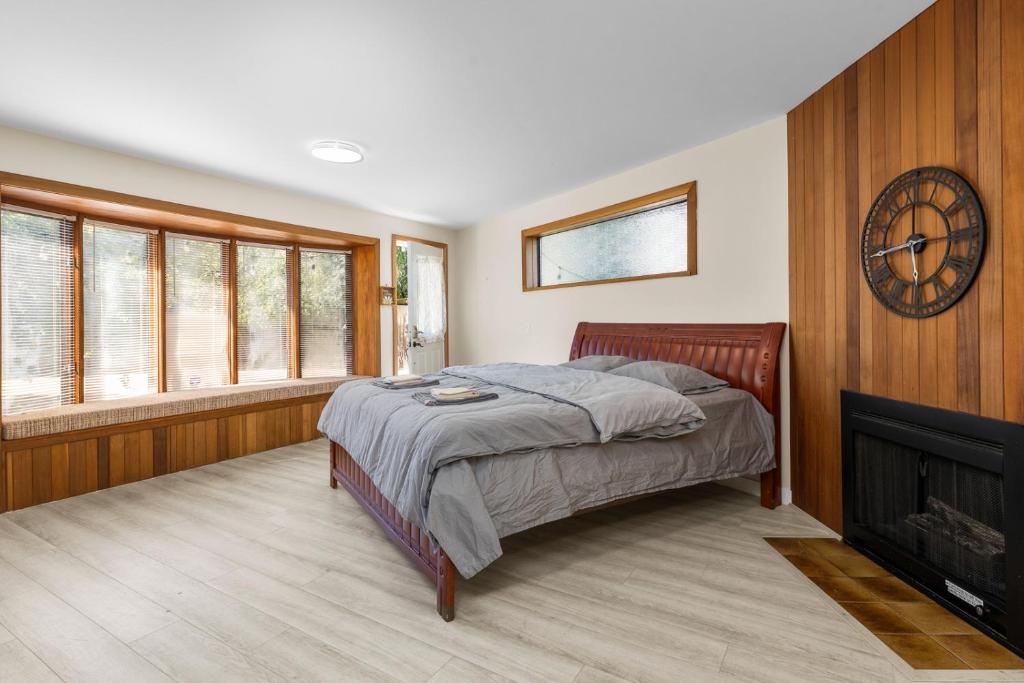 Postel nebo postele na pokoji v ubytování Spacious and bright suite with independent access