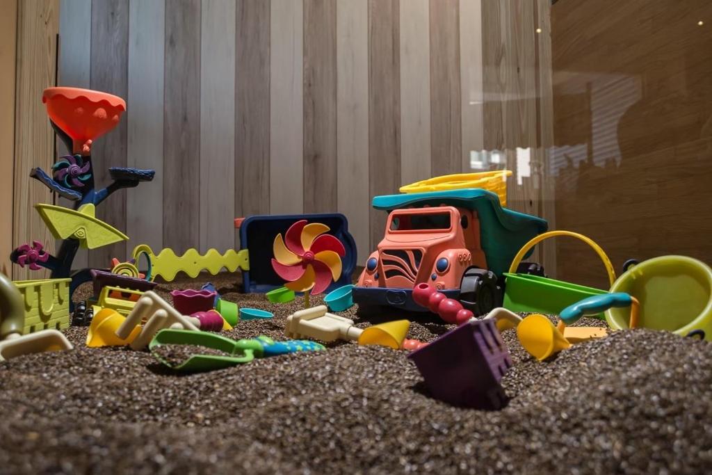 ein Haufen Spielzeug im Sand in der Unterkunft 芬奇斯親子民宿Fun Kids in Hualien