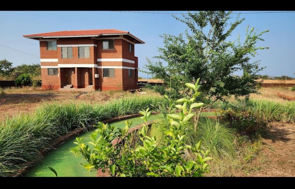 Aed väljaspool majutusasutust Sea-view 2 BHK bungalow, Kolthare beach, Dapoli