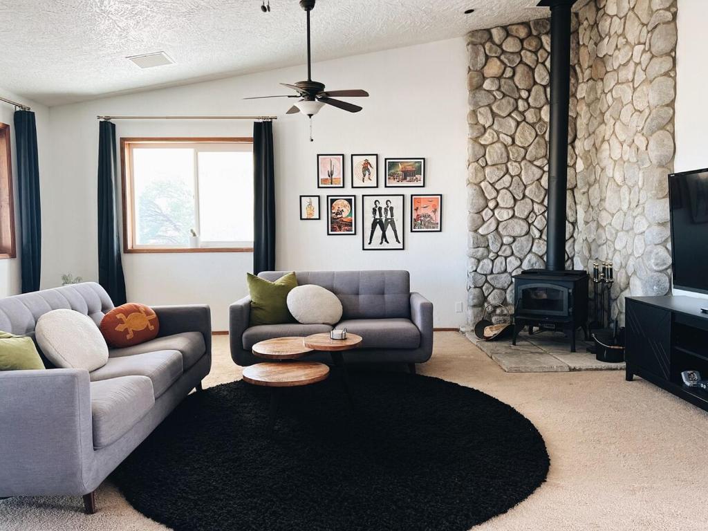 TV a/nebo společenská místnost v ubytování Walk to Pappy's Pioneertown, Spa Cosmic Cowboy