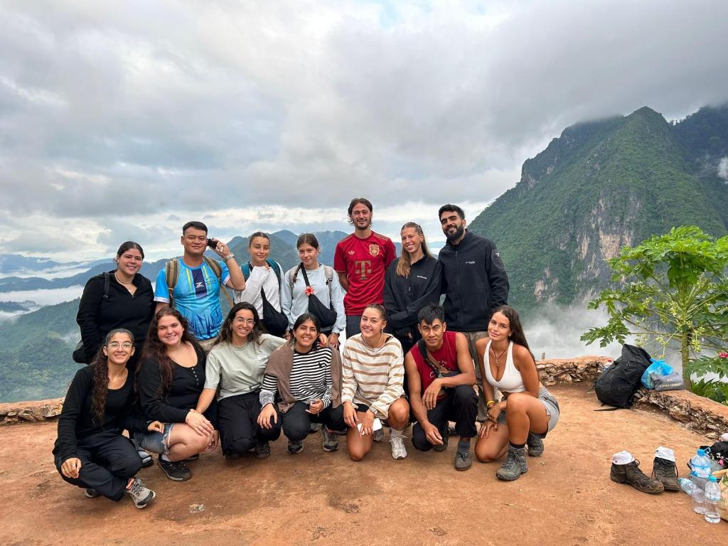 Eine Gruppe von Menschen, die für ein Bild auf einem Berg posieren in der Unterkunft Nong Khiaw Over Night Camping Sunrise and Sunset At Phadeng Peak Viewpoint in Ban Sôphoun