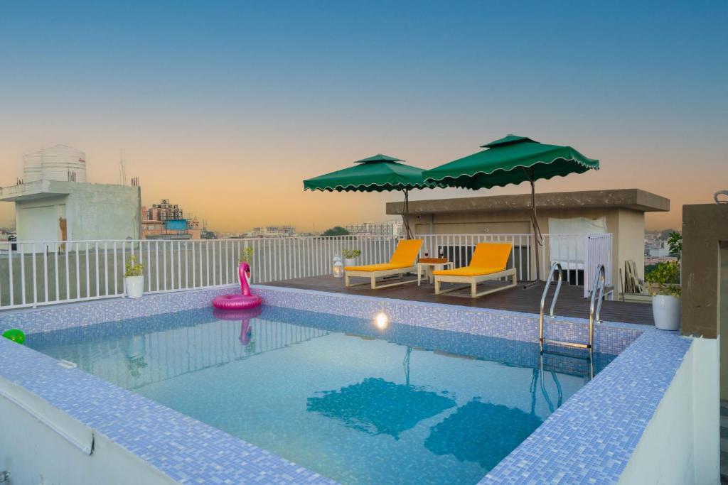 Swimmingpoolen hos eller tæt på Perfectstayz Premium Shanti Heritage near Harkipauri