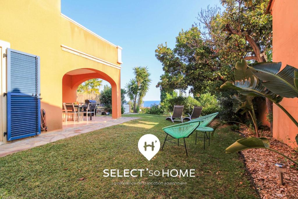 a yard with two chairs and a house at SELECT'soHOME - Jardin vue mer à Pramousquier - ASTRA in Rayol-Canadel-sur-Mer