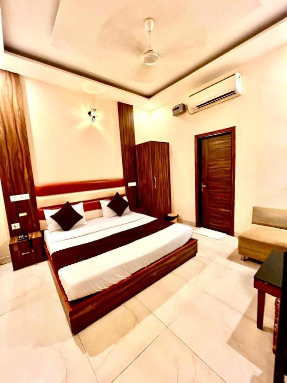 Postel nebo postele na pokoji v ubytování Hotel Wood-Crest !! Affordable, Cozy And Peaceful Stay !!