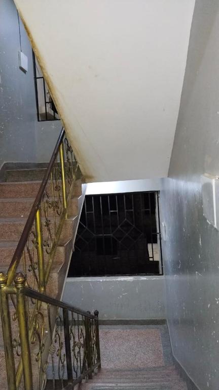 un conjunto de escaleras con una ventana en un edificio en Alicia Studio, en Mtwapa