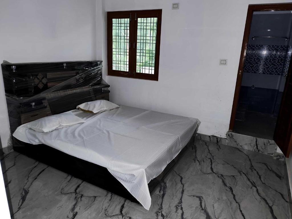 Galeriebild der Unterkunft Hotel O by OYO AK MARRIAGE LAWN in Sītāpur