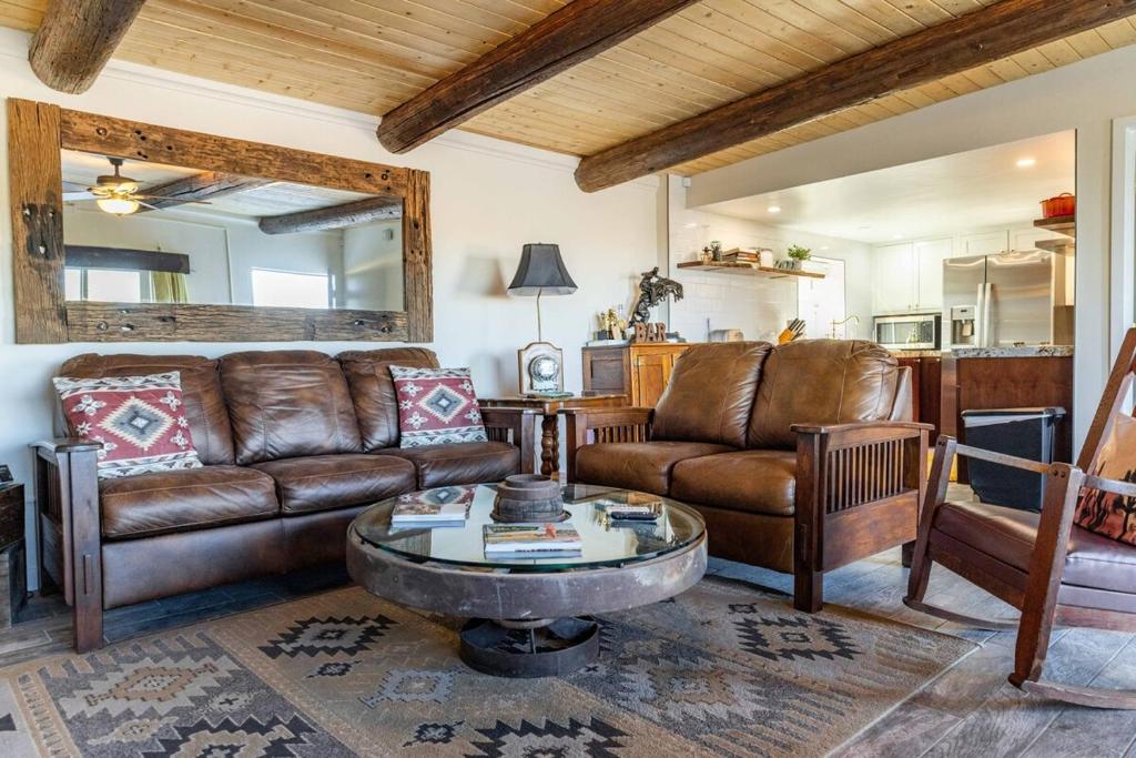 Posezení v ubytování Privacy, Epic Views, Spa Pipes Canyon Homestead