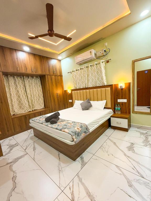 a bedroom with a bed and a ceiling fan at Arcadia Homestay in Kāsarkod