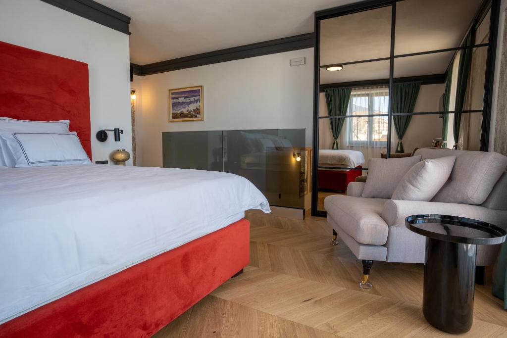 um quarto de hotel com uma cama grande e um sofá em Morgan em Buje