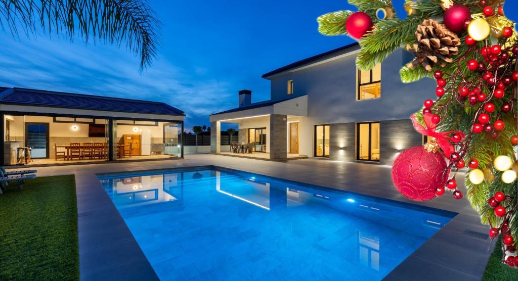 Bazén v ubytování Palm Breeze Villa by Fidalsa nebo v jeho okolí