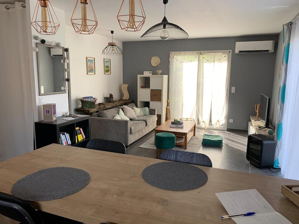 un salon avec une table et un canapé dans l'établissement Entre Coteaux et Dordogne, à La Celle-sous-Gouzon