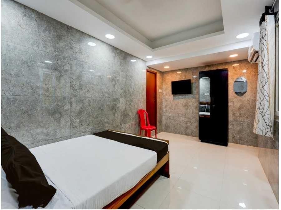 Postel nebo postele na pokoji v ubytování Hotel O Tiruvallur Bus Terminal Formerly SK Vinoth Mahal