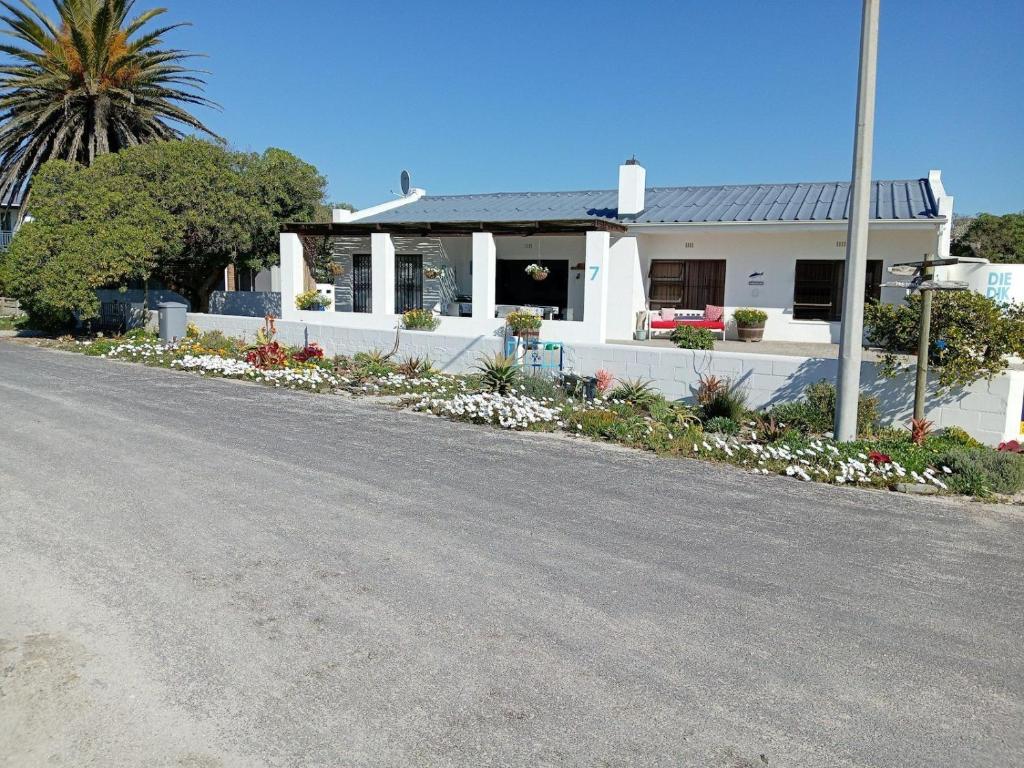 a white house with a road in front of it at Die Dik Vis in Velddrif