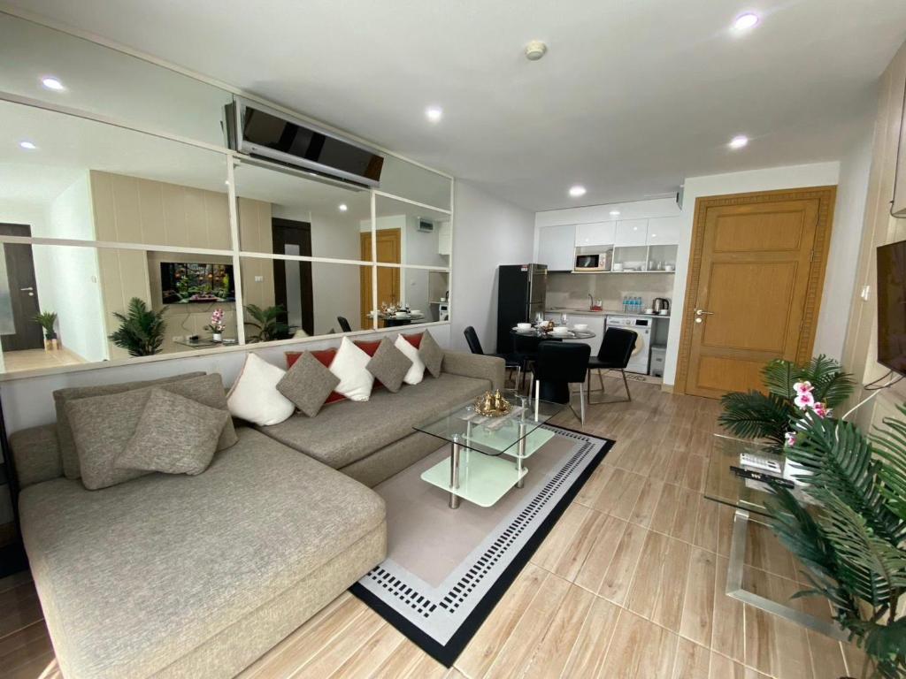 un soggiorno con un divano e un tavolo di The Bay cliff By Tris a Patong Beach
