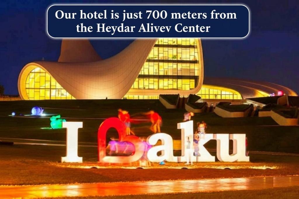 een bord met de tekst: ons hotel ligt op slechts enkele meters van het thelevaza alley center bij Baku Khatai Hotel & Restaurant in Baku