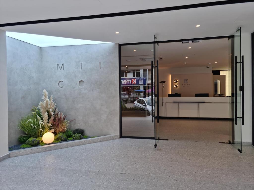 una entrada a una tienda con una puerta de vidrio en Miico Hotel Permas Jaya, en Johor Bahru
