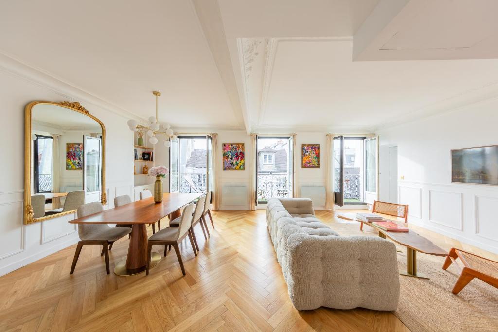 Le Marais - Iconic Penthouse with Balcony