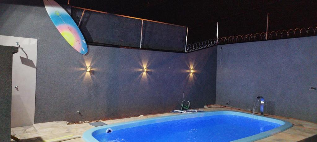 La salle de bains est pourvue d'une grande baignoire bleue. dans l'établissement Buritis, à Sao Jose do Rio Preto