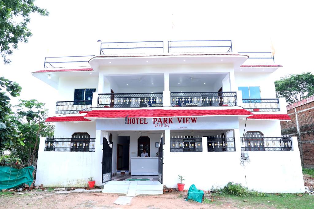 a white building with a sign that reads hotel park view at Parkview Hotel in Khajurāho