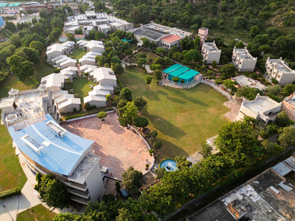 Piscina de la sau aproape de Bamboo Saa Sunrrise Wedding & Wellness Resort, Jaipur