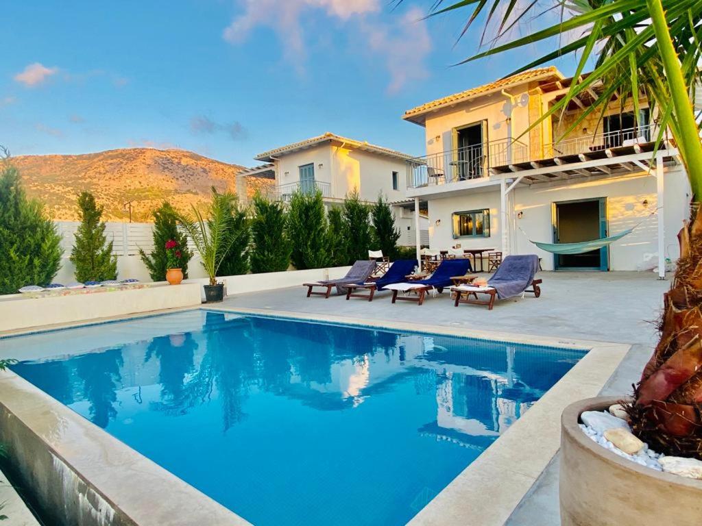 Fotografie z fotogalerie ubytování Villa Etoni, amazing sea views, infinity pool v destinaci Kalamitsi