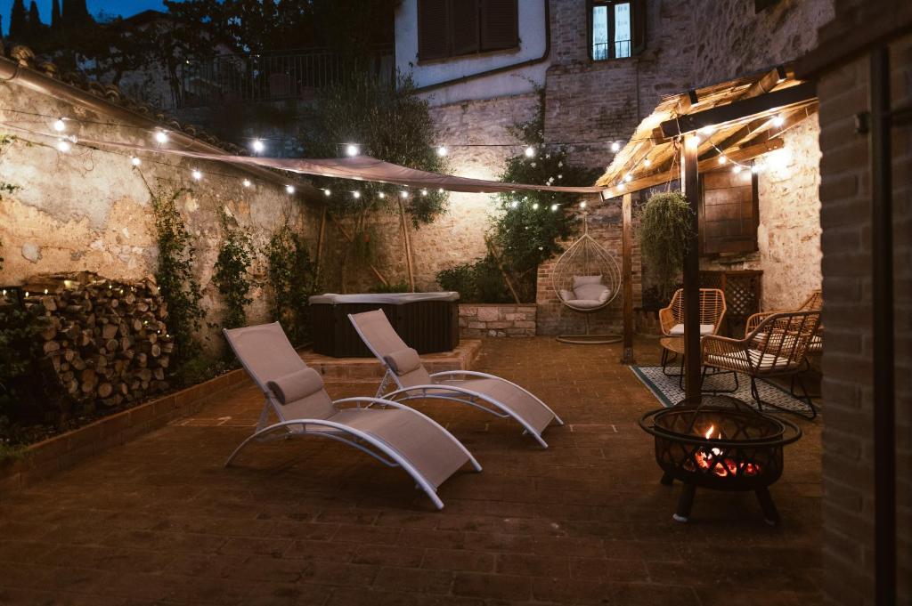 een groep stoelen op een patio 's nachts bij Casa di Lucy Spello in Spello
