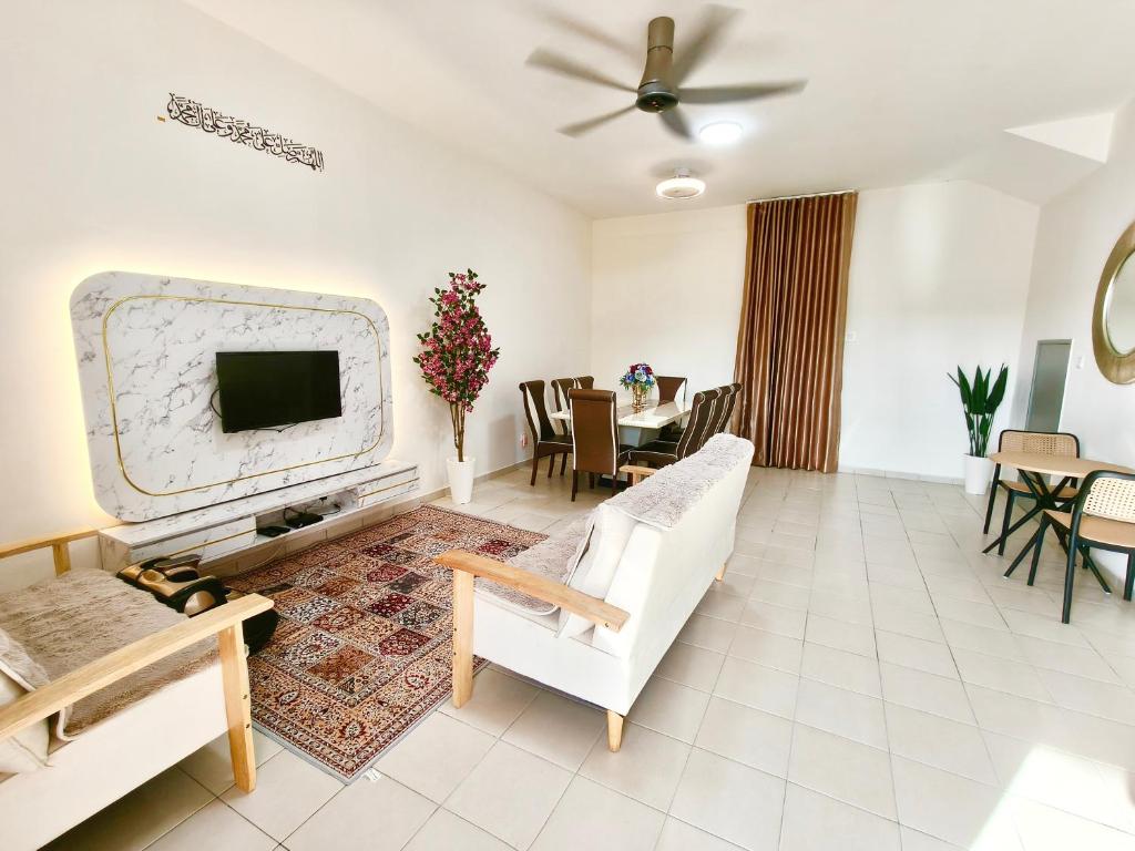 Μια τηλεόραση ή/και κέντρο ψυχαγωγίας στο Homestay Nad 3R 3BR