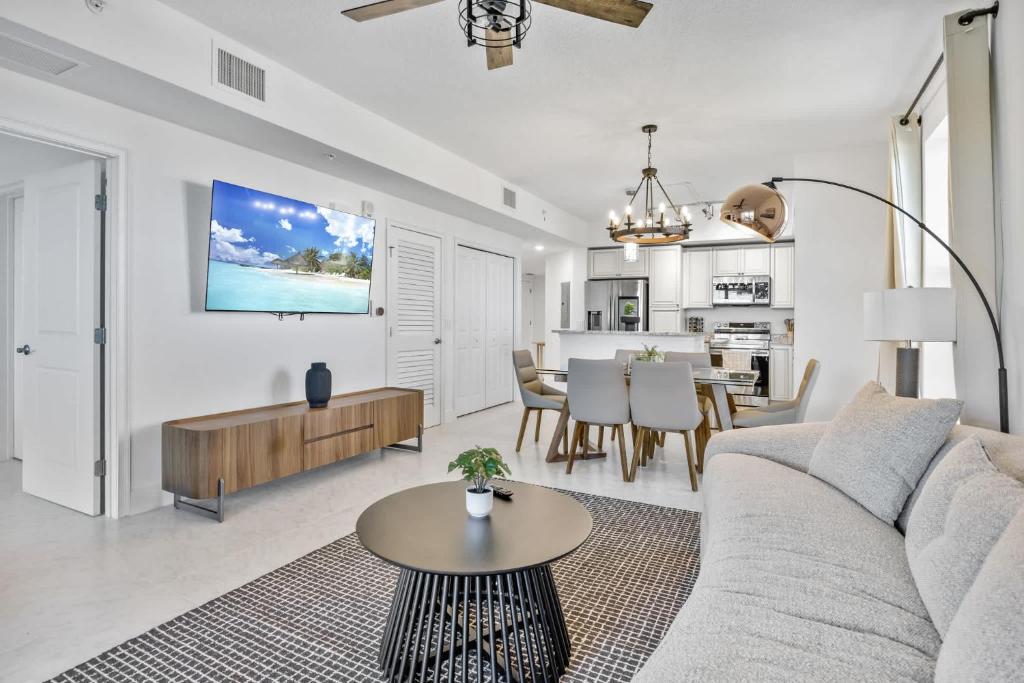una sala de estar con un sofá y una mesa en RIVER FLY IN Merritt Island Launchpad Lookout View, en Audubon