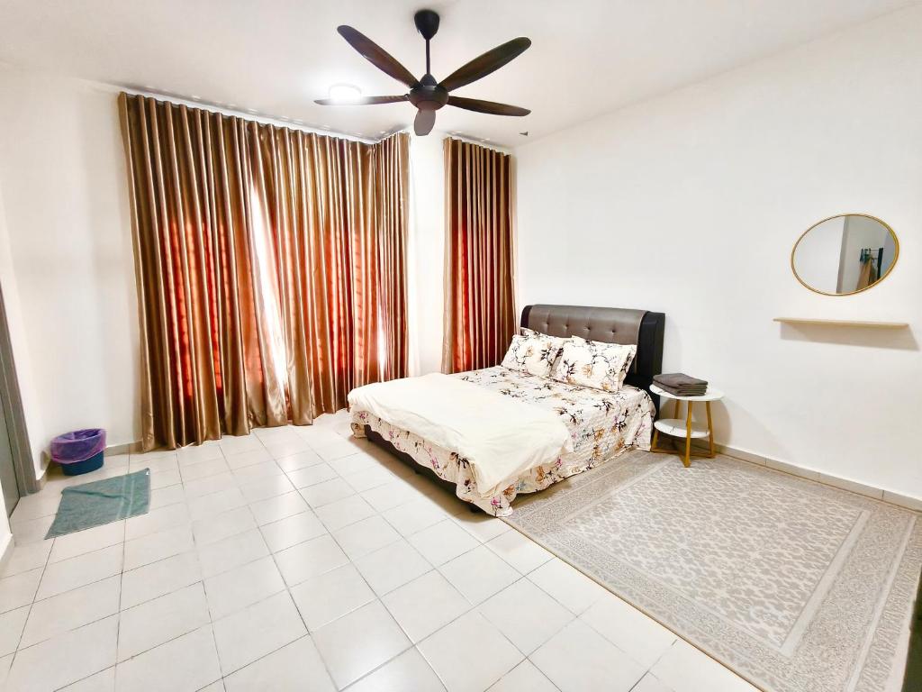 een slaapkamer met een bed en een plafondventilator bij Homestay Nad 3R 3BR in Port Dickson
