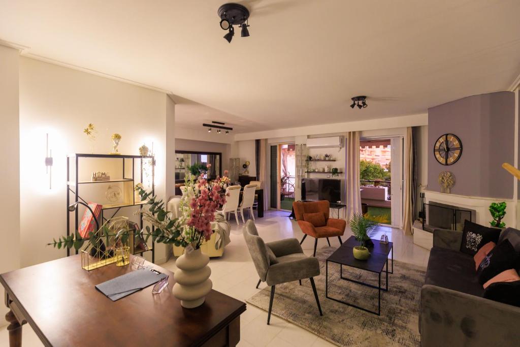 Aiolos Grand super lux suite in Alimos Riviera with gym