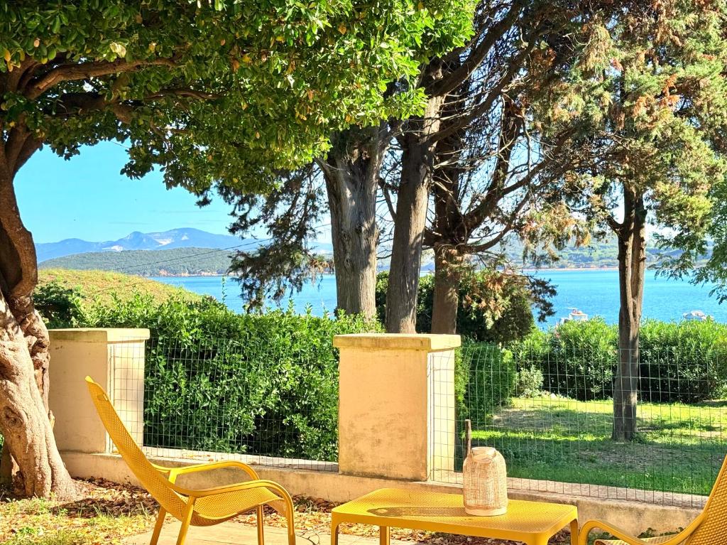 バラッティにあるAppartamento Tiniaのパティオ(椅子、テーブル付)が備わります。