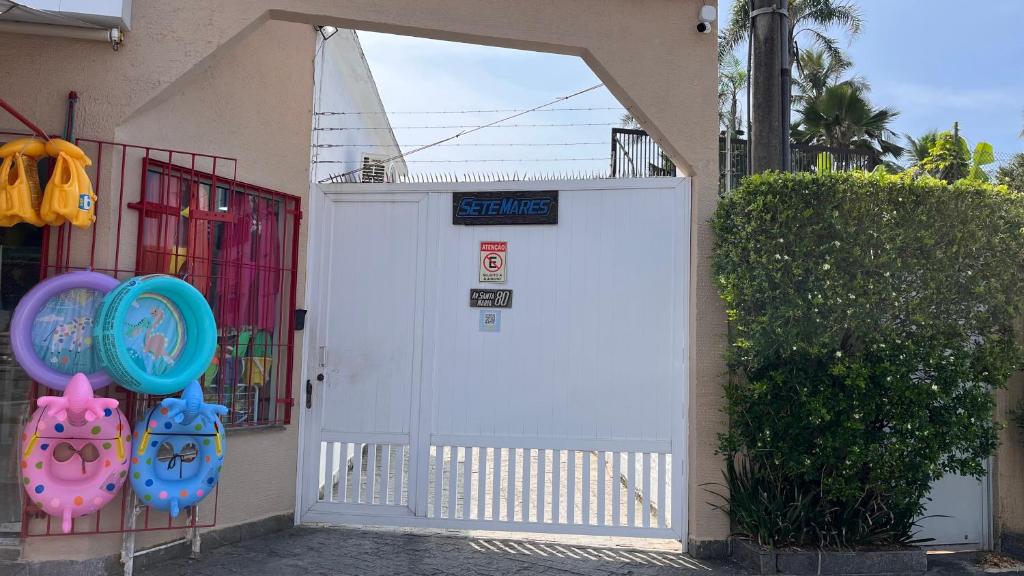 a white garage door with a sign on it at Pousada Suítes Sete Mares in Guarujá