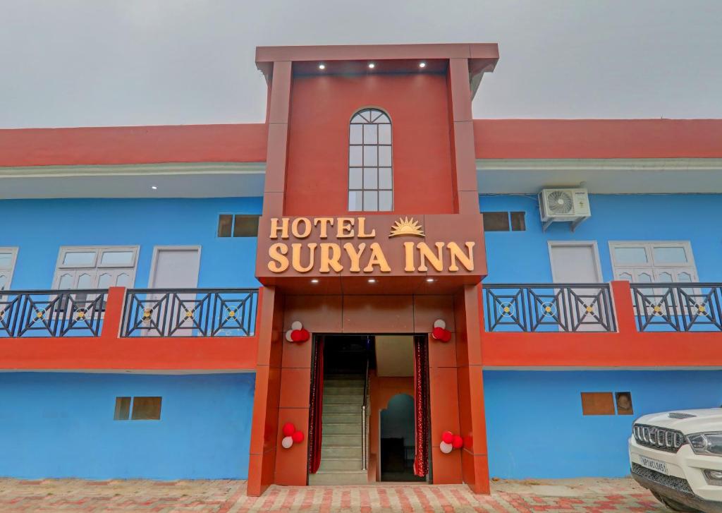 um hotel sirena pousada com uma placa nele em Super Hotel O Surya Inn em Varanasi