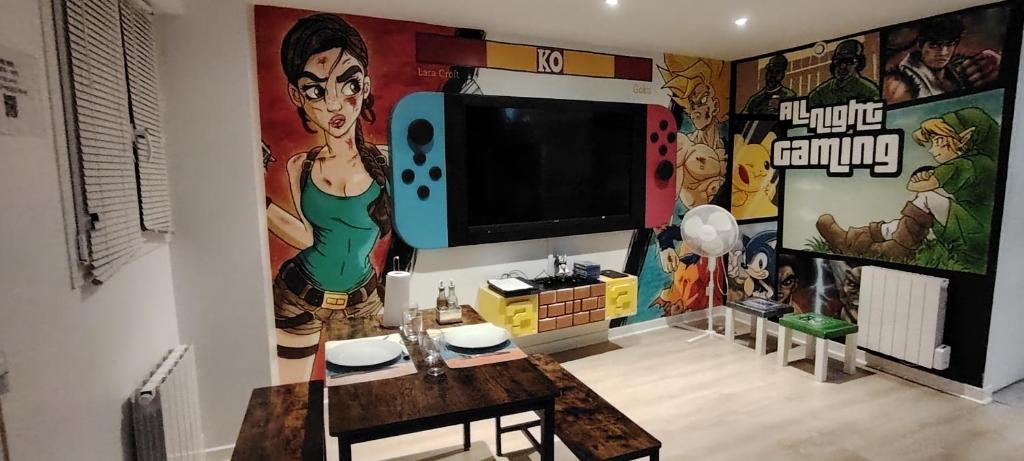 ein Wohnzimmer mit einem Fernseher an der Wand in der Unterkunft Maison game in Villeneuve-sous-Dammartin