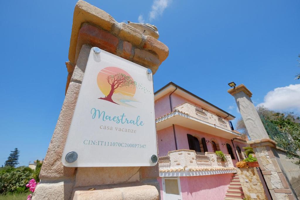 ein Schild vor einem Gebäude in der Unterkunft Casa "Maestrale " in Porto Pino