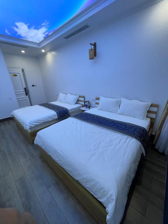 Кровать или кровати в номере Rose Hotel - Grand World Phu Quoc