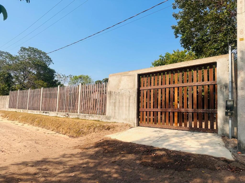 ein großes Metalltor an einem Zaun neben einem Feldweg in der Unterkunft Recanto da Rosa in Santarém
