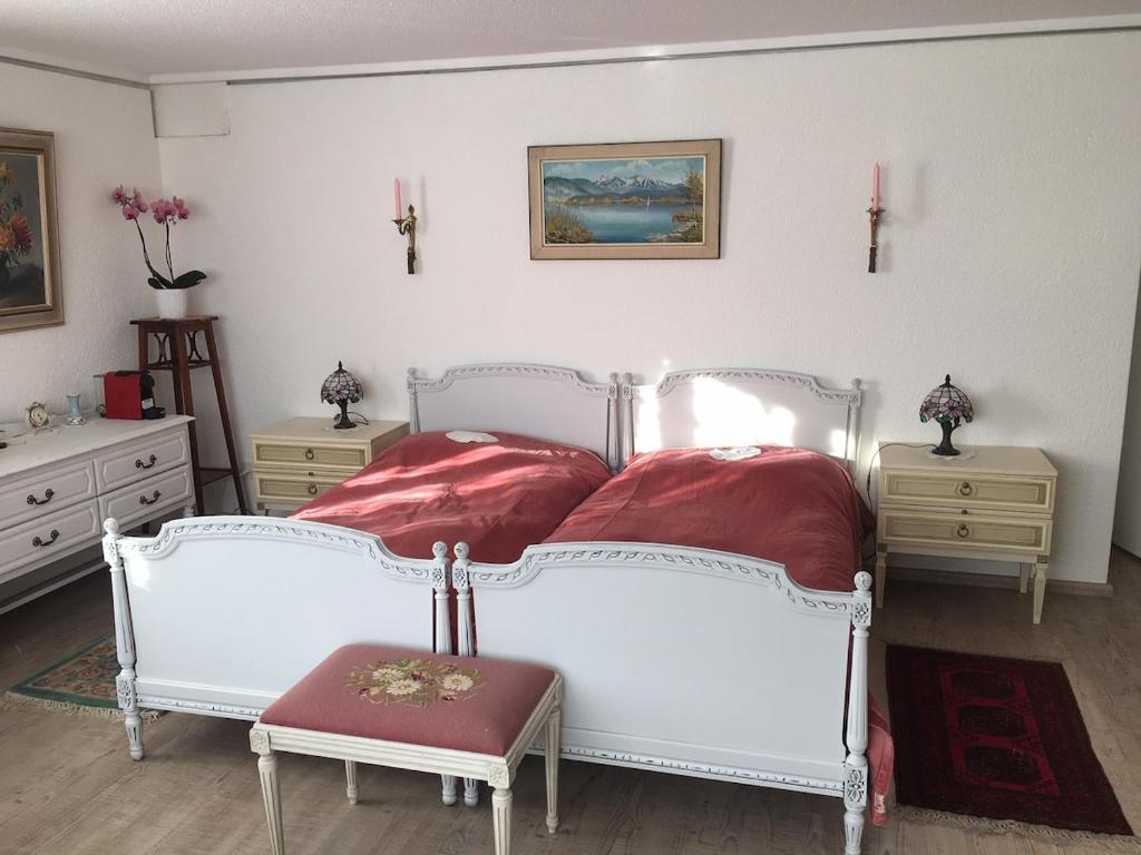 - une chambre avec un lit blanc et des draps rouges dans l'établissement Dream room in basement with private bathroom, à Brügg