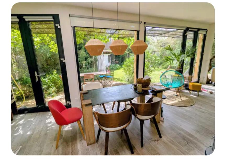 a living room with a table and chairs at Maison entre tour Eiffel et château de Versailles in Sèvres