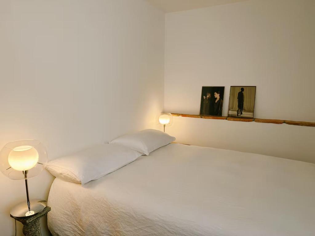 Ένα ή περισσότερα κρεβάτια σε δωμάτιο στο Private room neat Adraga Beach