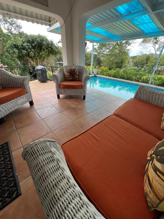 Bazén v ubytování The Granny Flat nebo v jeho okolí