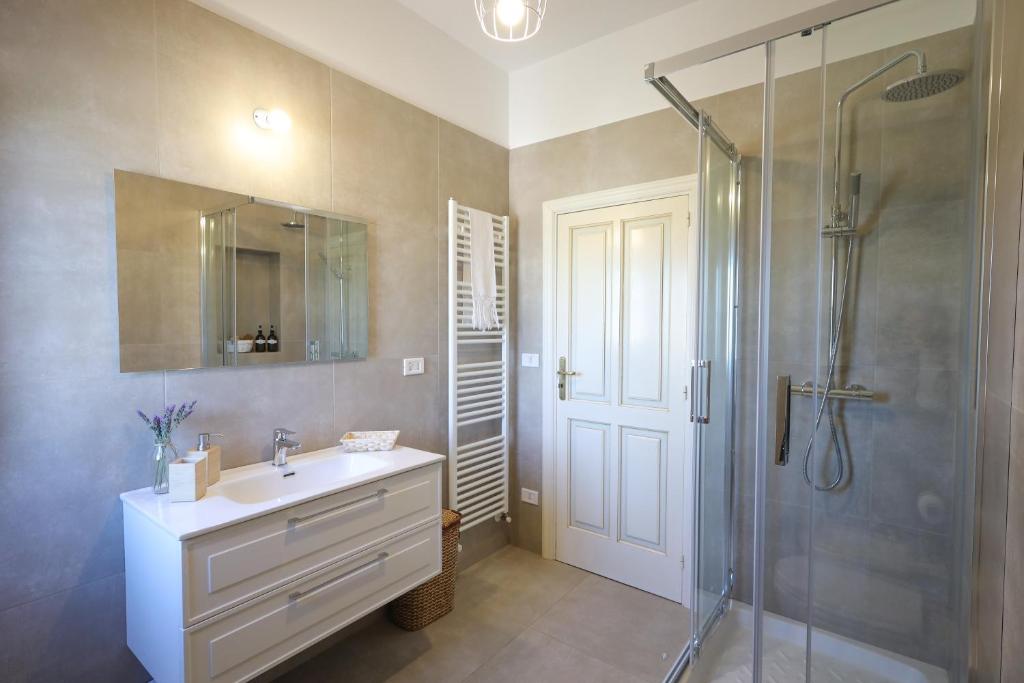 een badkamer met een wastafel en een douche bij Residenza "I Tre Carrubi " in Fasano