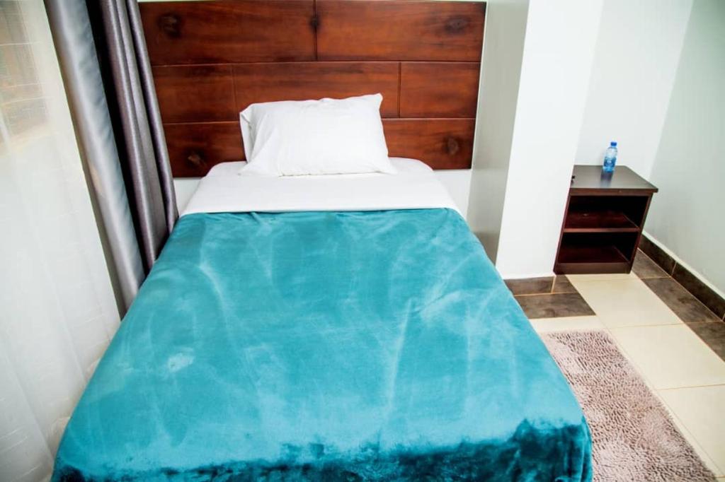 Postel nebo postele na pokoji v ubytování Reptile Village Cribz Entebbe