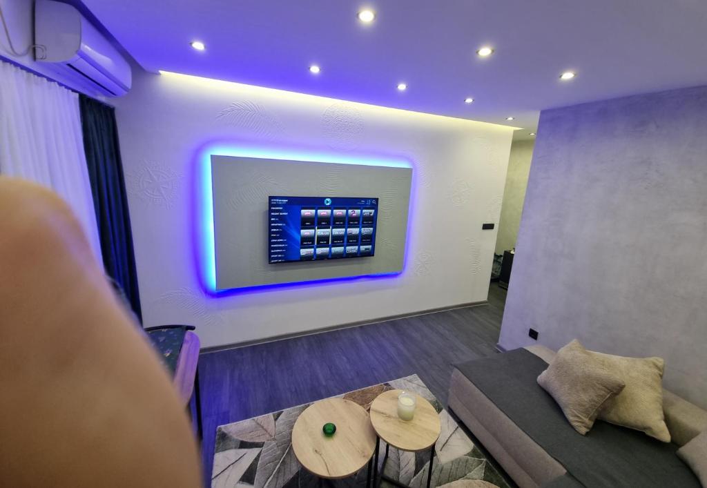 uma sala de estar com uma TV na parede em CARPE DIEM Unique S&P em Valjevo