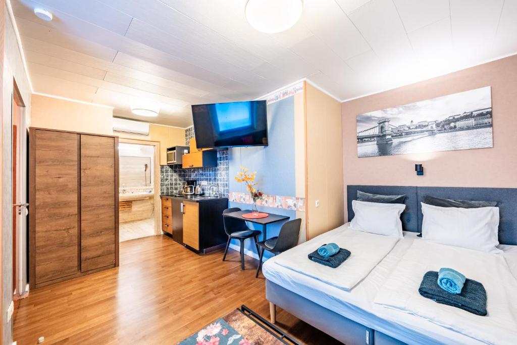 En eller flere senge i et værelse på Stylish apartment with shared rooftop terrace jacuzzi MK2