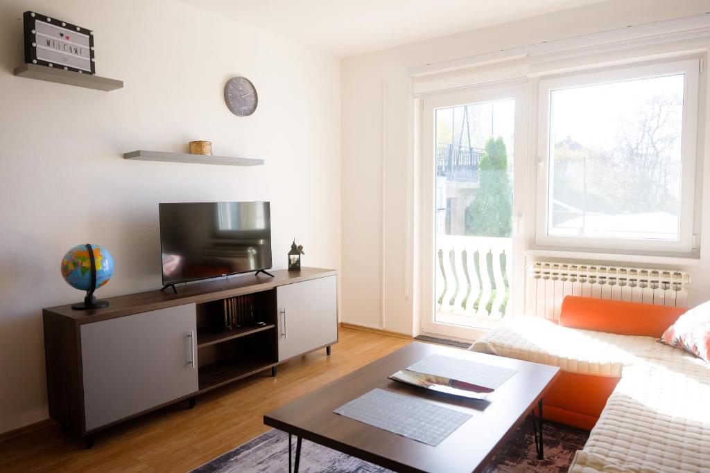 Μια τηλεόραση ή/και κέντρο ψυχαγωγίας στο Apartman Vion - City View